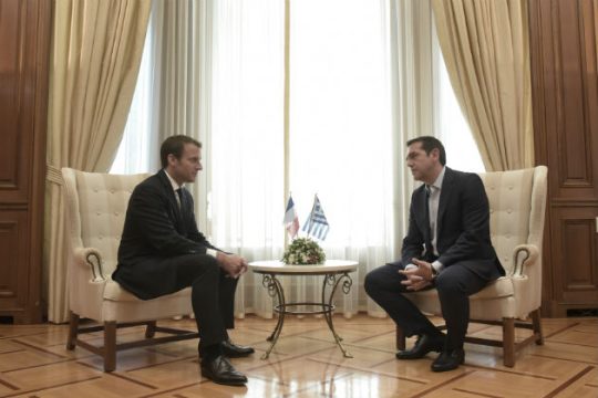 Οικονομία-Ενέργεια και Άμυνα στην επικοινωνία Τσίπρα-Μακρόν
