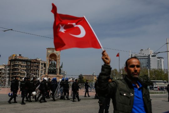Αναζητούν φόρμουλα και «εκλεκτό» για συμμαχία κατά του Ερντογάν