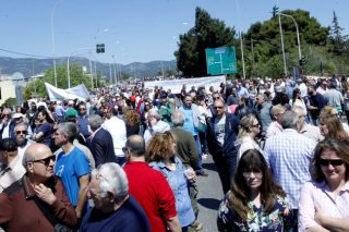 Κλείνει το μάτι σε κατοίκους και «Δεν πληρώνω»
