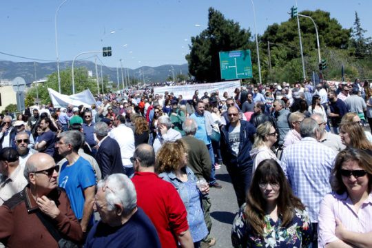 Κλείνει το μάτι σε κατοίκους και «Δεν πληρώνω»