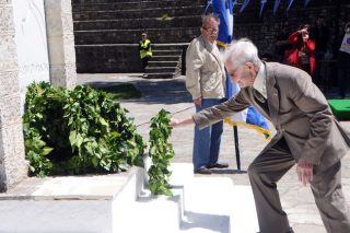 100 χρόνια όρθιος