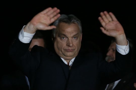 Πώς δημιουργήθηκε το «κλίμα φόβου» που έφερε τη νίκη του Ορμπάν