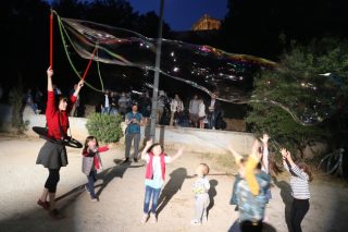 Βιβλία, μουσική, χορός στη σκιά της Ακρόπολης