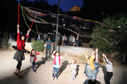 Βιβλία, μουσική, χορός στη σκιά της Ακρόπολης