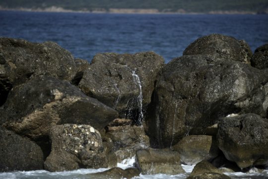 Σκοτώθηκε κάνοντας βουτιά σε βράχια