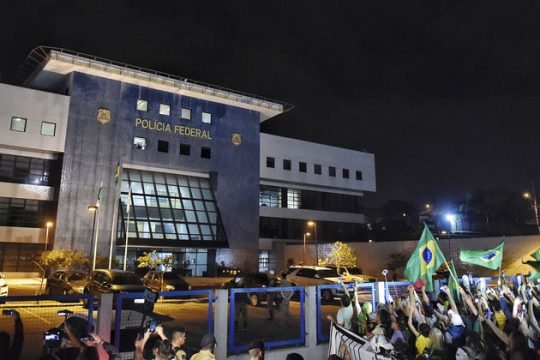 Ο Λούλα στη φυλακή, ο λαός στο πλάι του