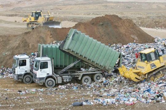 Μαζεύουν τα σκουπίδια για να μην τους… μαζέψει ο εισαγγελέας