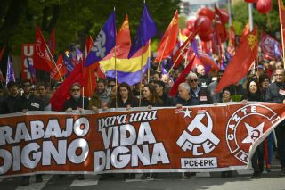 O πλανήτης της εργατιάς σηκώνει τη γροθιά του