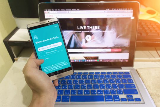 Η Airbnb στη Δανία θα «καρφώνει» τους ιδιοκτήτες ακινήτων