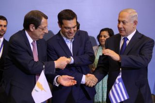 Τριμερής με φόντο έναν αγωγό
