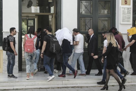 Προφυλακιστέα η γιατρός του «Λαϊκού»