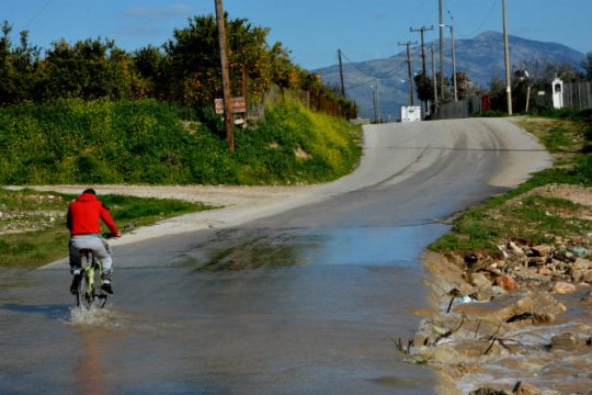 Επιμένουν οι βροχές στα δυτικά