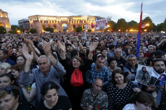 Προειδοποιεί με «πολιτικό τσουνάμι», εάν δεν εκλεγεί πρωθυπουργός