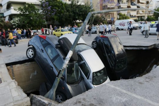 Άνοιξε η γη και «κατάπιε» αυτοκίνητα