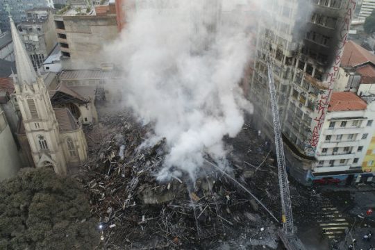 Κατέρρευσε φλεγόμενο κτίριο στη Βραζιλία