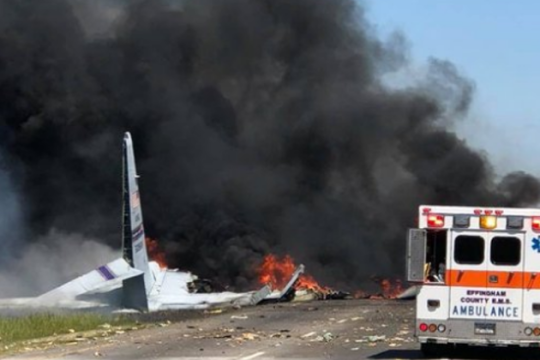Συντριβή στρατιωτικού αεροσκάφους C-130 σε δρόμο στις ΗΠΑ