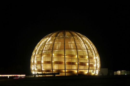 CERN, πρωτόνια και ακτινοθεραπείες