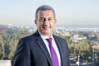 Ο Κρις Θεοφιλίδης στο τιμόνι της Celestyal Cruises