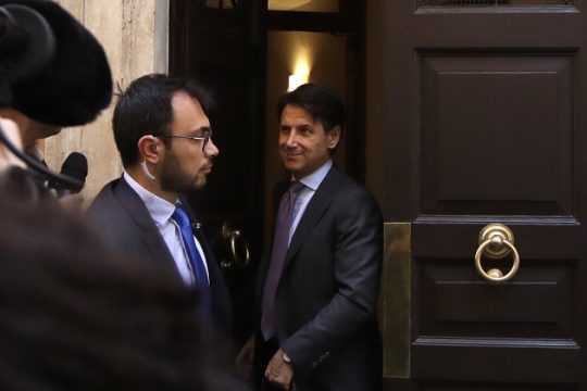 Διαβουλεύσεις και «τρικ» για την κυβέρνηση