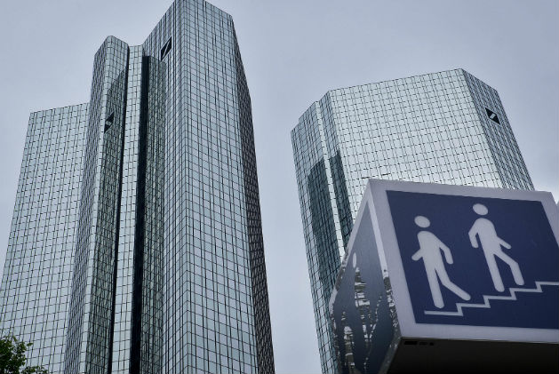 Μέσω απολύσεων συρρικνώνεται κι άλλο η Deutsche Bank