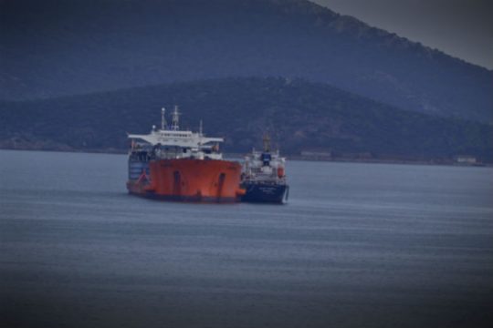 Κατάσχεση δεξαμενόπλοιου και συλλήψεις