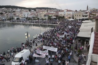 Μεγάλες πορείες των φορέων της Λέσβου, επεισόδια από ακροδεξιούς