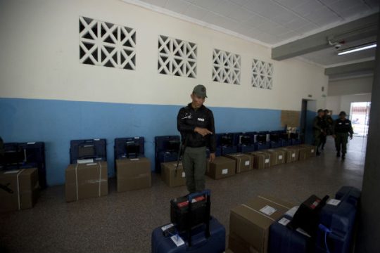 Χωρίς αντίπαλο στις κάλπες ο Μαδούρο