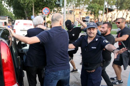Ανεβαίνει ο αριθμός των ταυτοποιημένων ατόμων για την επίθεση στον Μπουτάρη