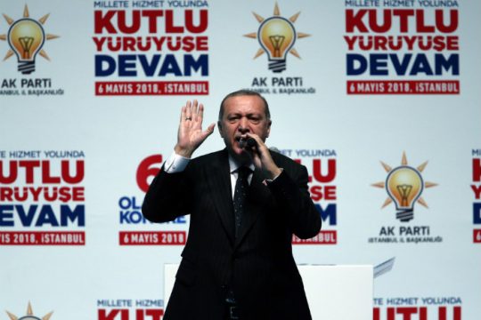 Προεκλογικές υποσχέσεις εντός, στρατιωτικές επιχειρήσεις εκτός