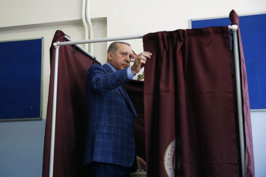 Ο Ερντογάν τελικά… δεν πάει για περίπατο!
