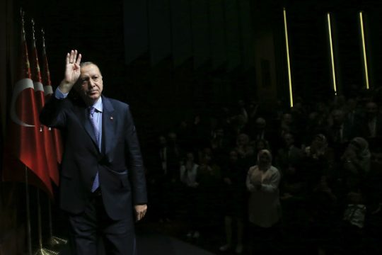 Αντικρουόμενα προγνωστικά για τον Ερντογάν