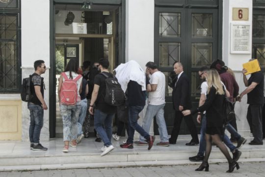 Στον ανακριτή το κύκλωμα παράνομης διακίνησης φαρμάκων