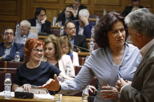 Η αναδοχή παιδιών «πληγώνει» κυβέρνηση και αντιπολίτευση