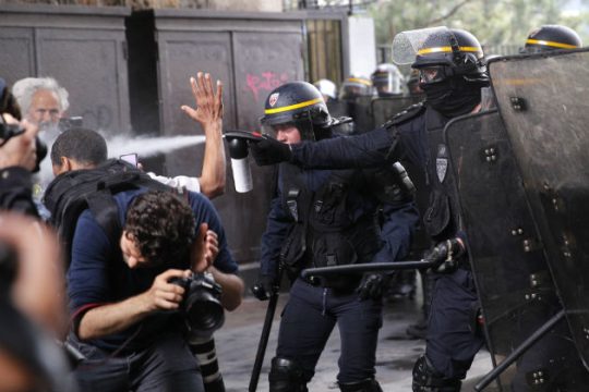 Αστυνομική καταστολή κατά διαδηλωτών στο Παρίσι