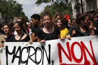 Εργάτες στο δρόμο, συνδικάτα ενωμένα ενάντια στον Μακρόν