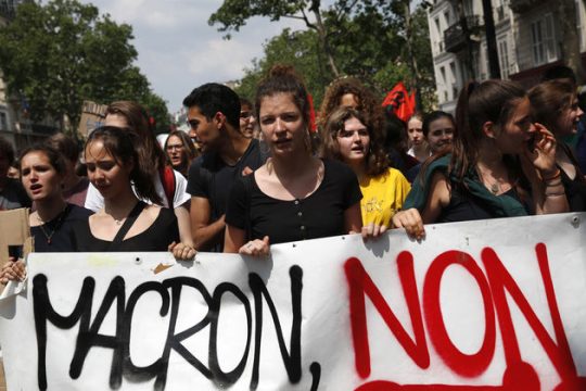 Εργάτες στο δρόμο, συνδικάτα ενωμένα ενάντια στον Μακρόν