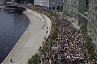 Η αντισυγκέντρωση «σκέπασε» την αντιμεταναστευτική διαδήλωση των ακροδεξιών