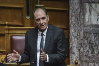 Επίθεση κερδοσκόπων στη ΔΕΗ