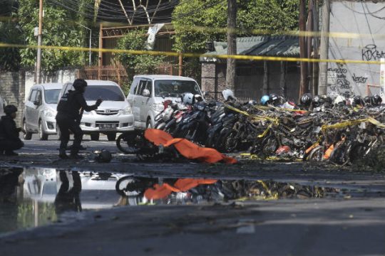 Πολύνεκρες επιθέσεις καμικάζι σε εκκλησίες της Ινδονησίας