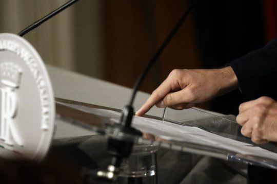 Προβάρει το κουστούμι του πρωθυπουργού ο Τζ. Κόντε