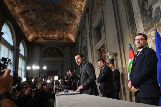 Politico: Κυβέρνηση 5 Αστέρων – Λέγκας φοβίζει τις Βρυξέλλες