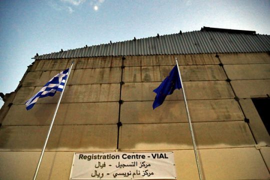 Ανήλικοι απείλησαν να πέσουν από την οροφή της ΒΙΑΛ