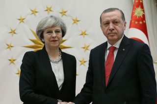 Πριν τις κάλπες, πάει στη Βρετανία για… μπίζνες