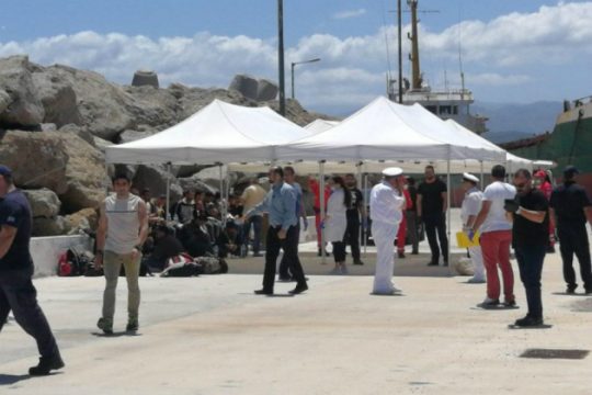 Στο Ακρωτήρι προσωρινά οι 69 μετανάστες – Συνελήφθησαν οι διακινητές