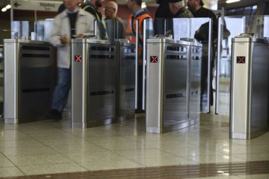 Δοκιμαστικό κλείσιμο όλων των πυλών του μετρό