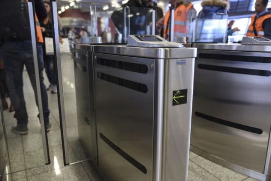 Μικρές οι καθυστερήσεις στις κλειστές πύλες του μετρό