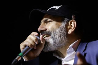 Ο Νικόλ Πασινιάν στην καυτή πρωθυπουργική καρέκλα
