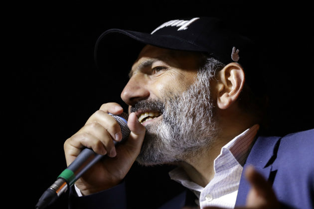 Ο Νικόλ Πασινιάν στην καυτή πρωθυπουργική καρέκλα