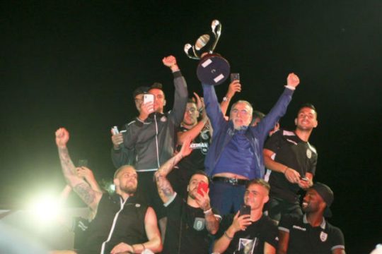 Πανηγύρισαν με σύνθημα «Βγάλ’ το πιστόλι, πρόεδρε»!