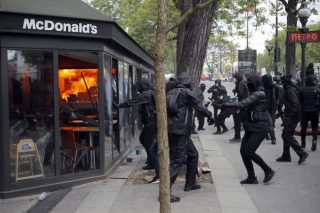 Βίαιες οδομαχίες, σφοδρές επικρίσεις